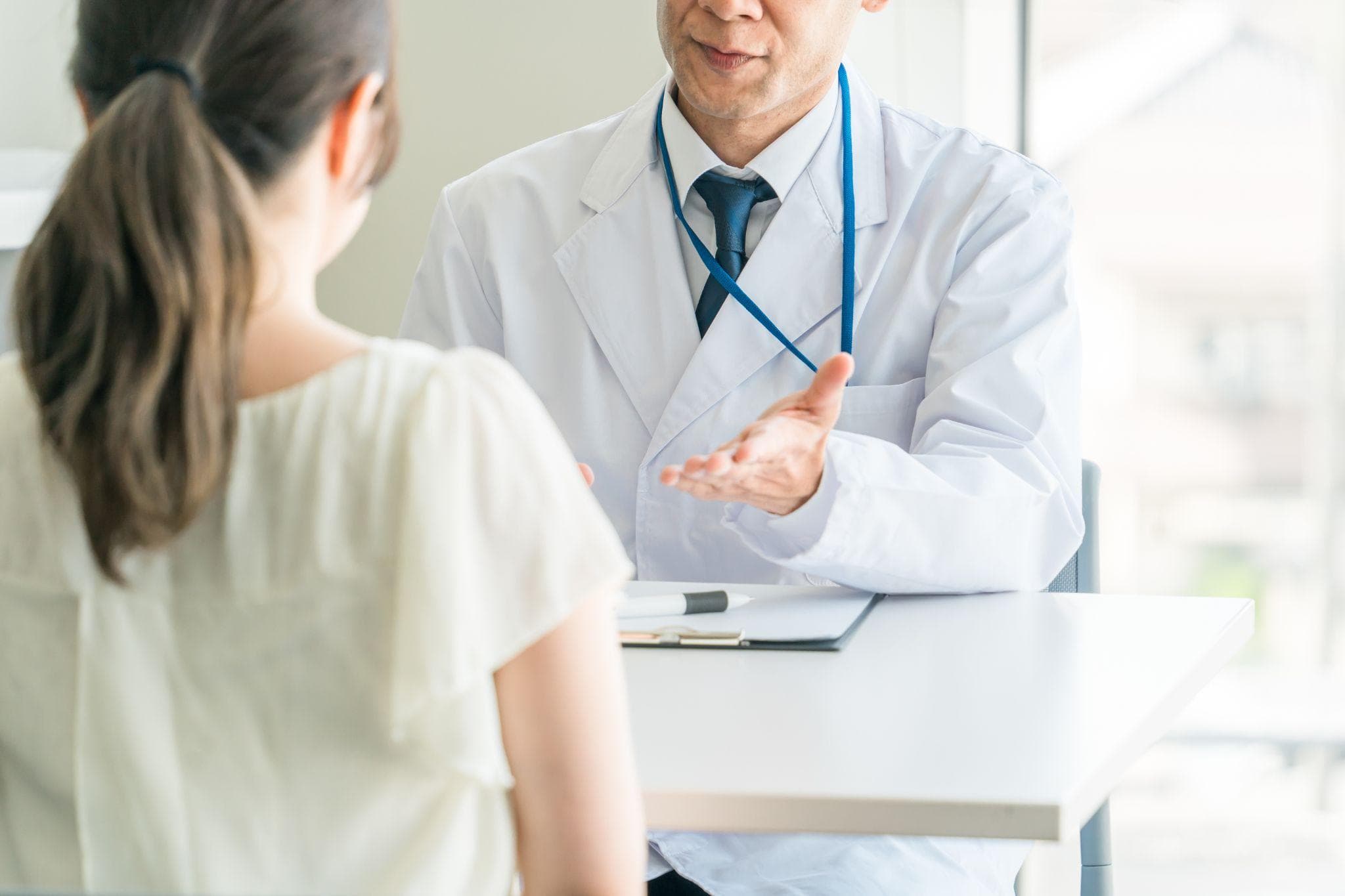 医師が患者に説明する様子